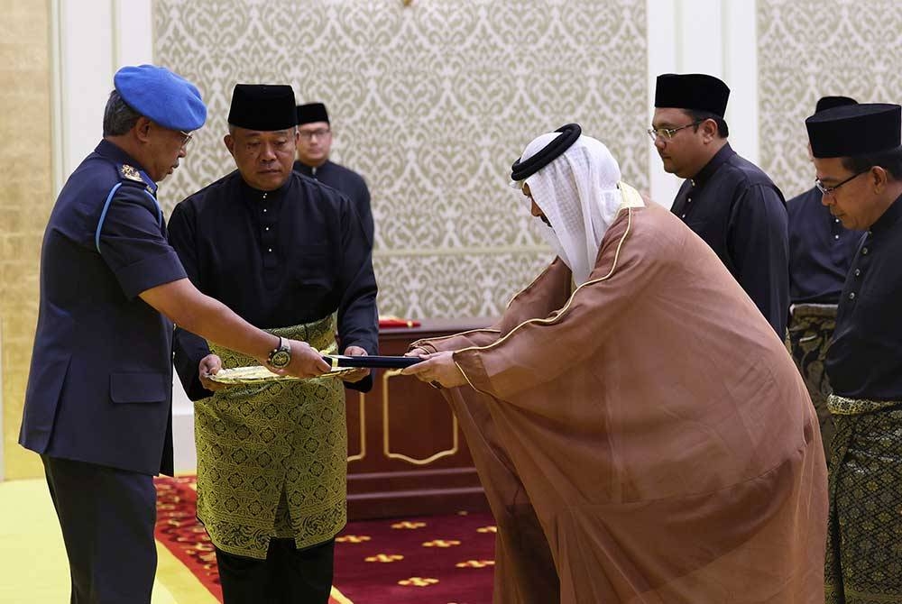 Al-Sultan Abdullah berkenan menerima watikah pelantikan daripada ketua perwakilan asing ke Malaysia, Dr Mubarak Saeed Ahmed Burshaid AlDhaheri dari Emiriah Arab Bersatu di Istana Negara pada Rabu. - Foto Bernama