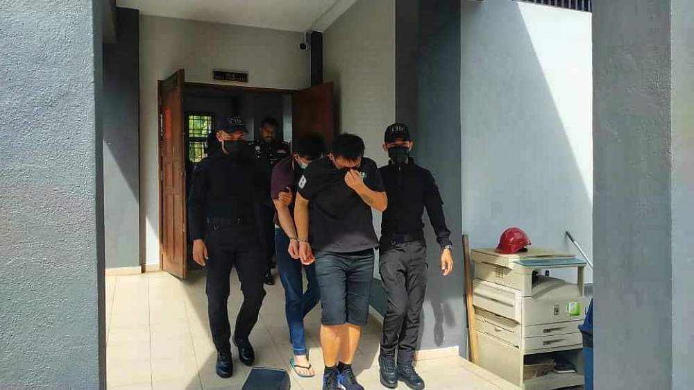 Kedua-dua tertuduh mengaku tidak bersalah selepas dihadapkan ke Mahkamah Majistret Bentong pada Rabu.