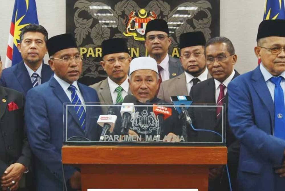 Tuan Ibrahim (tengah) bersama ahli-ahli Parlimen PN pada sidang akhbar di bangunan Parlimen pada Rabu