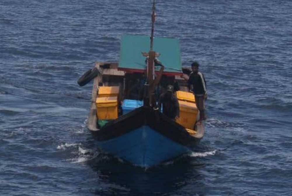 Dua buah bot nelayan asing ditahan kerana tidak mempunyai kebenaran untuk menangkap ikan di perairan negara.