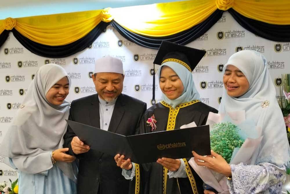 Mohd Nassuruddin (dua dari kiri) menghadiri majlis konvokesyen anak perempuannya, Amanina pada Majlis Konvokesyen UniSZA, Kuala Nerus, Terengganu pada Rabu.