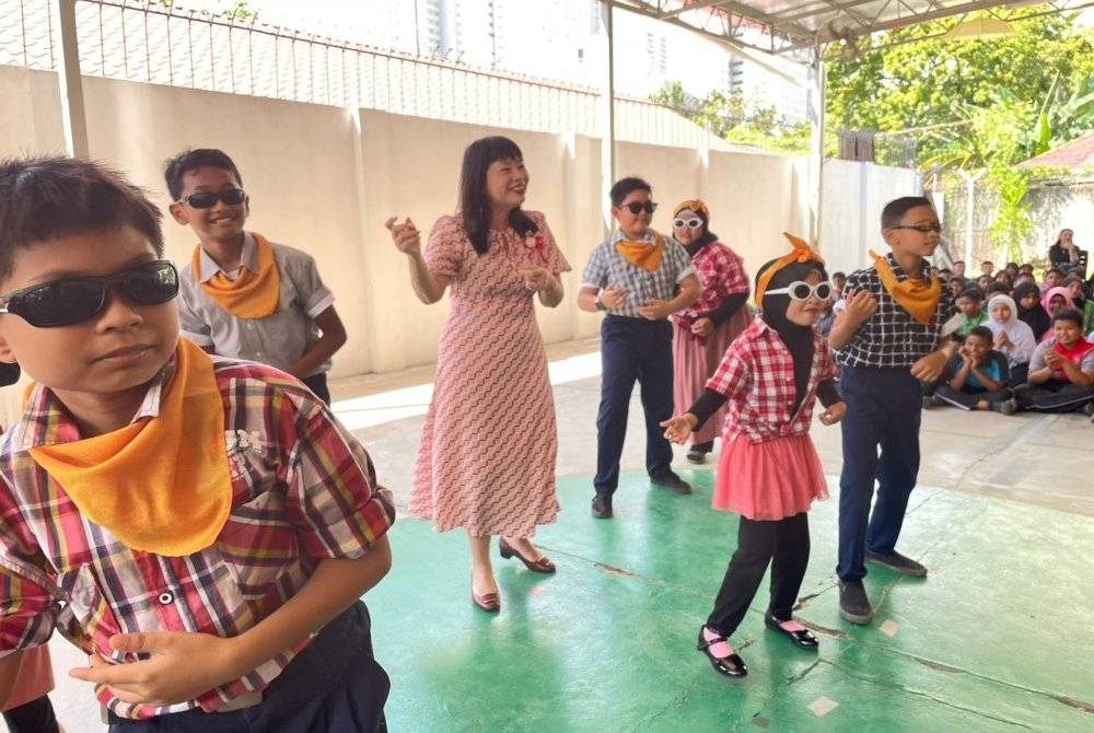 Hui Ying menyertai persembahan tarian oleh murid SK Tan Sri P Ramlee ketika merasmikan Anjung Ketipang Payung di sekolah berkenaan pada Rabu.