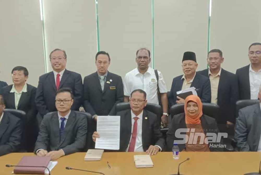 Mohd Amin (duduk, tengah) menunjukkan kenyataan media selepas sidang akhbar di Ibu Pejabat MBPG, Menara Aqabah, Pasir Gudang, pada Rabu.