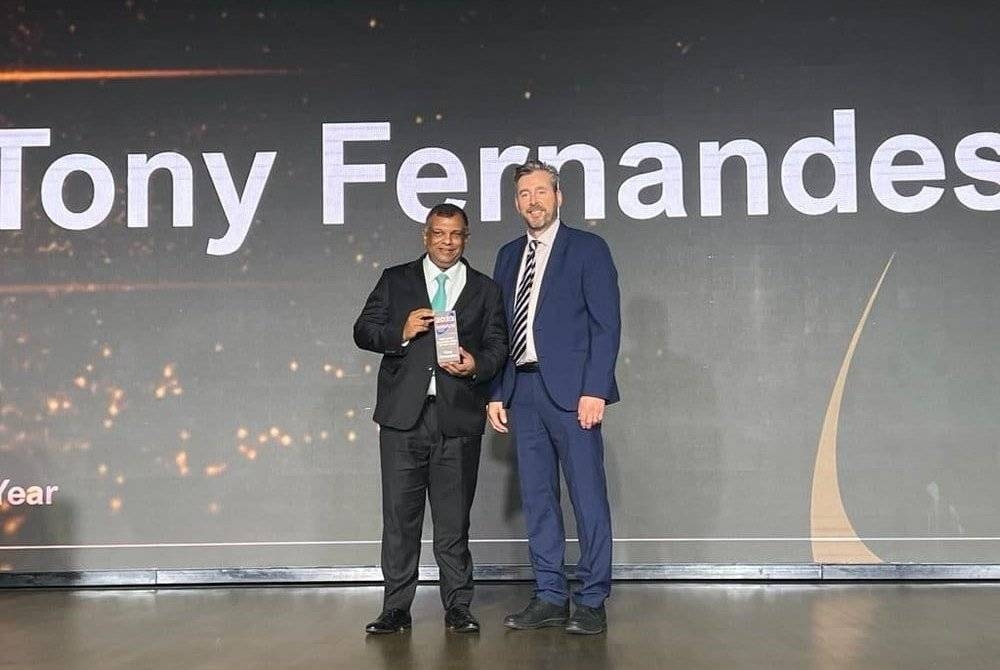 Tony Fernandes (kiri) menerima anugerah sebagai ‘Asia Pacific CEO of The Year’ sempena Anugerah Aviation 100 Asia Pasifik 2023 oleh Airline Economics di Singapura pada Rabu.