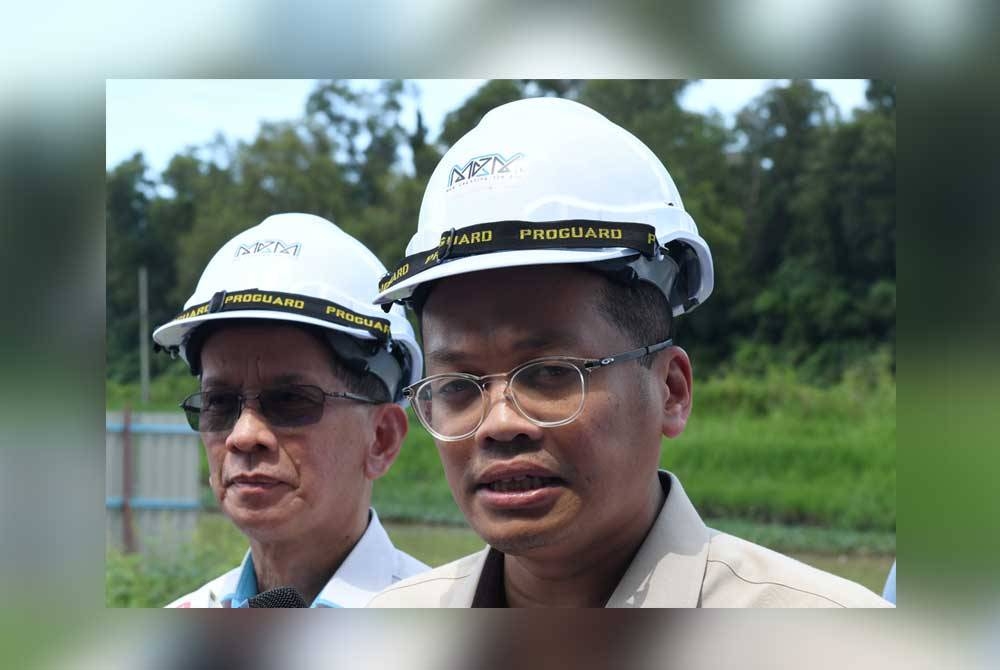 Nik Nazmi ketika bertemu pengamal media selepas meninjau tapak pelaksanaan projek Rancangan Tebatan Banjir (RTB) Taman Siakap hari ini. - Foto Bernama