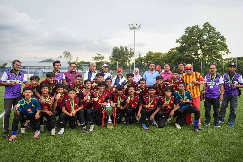 SMK Shah Alam rangkul Piala Sumbangsih menewaskan SMK Dato&#039; Harun pada Rabu.