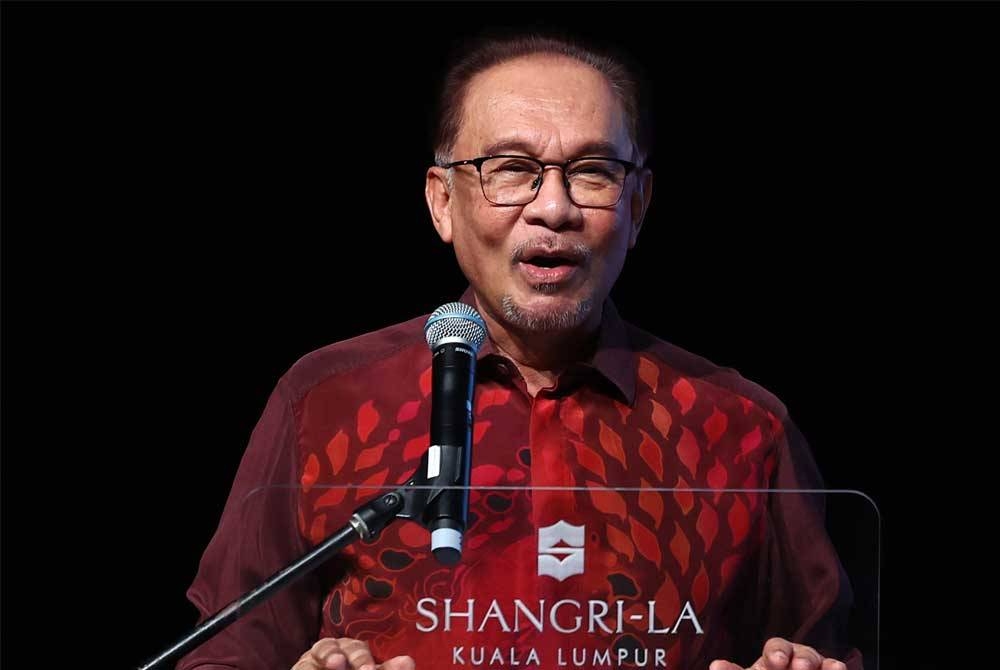 Anwar berucap pada majlis pelancaran Kenderaan Elektrik Weststar Maxus Mifa. - Foto Bernama