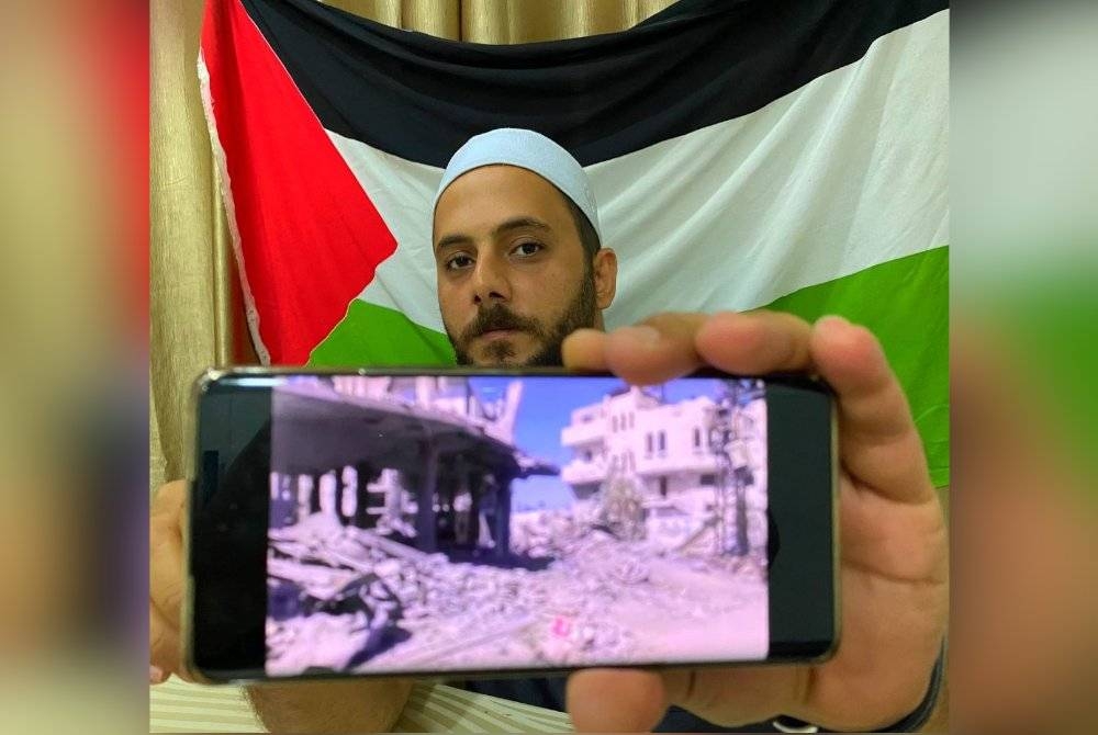 Abdallah menunjukkan keadaan rumah ibunya di Gaza, Palestin yang telah dibom.