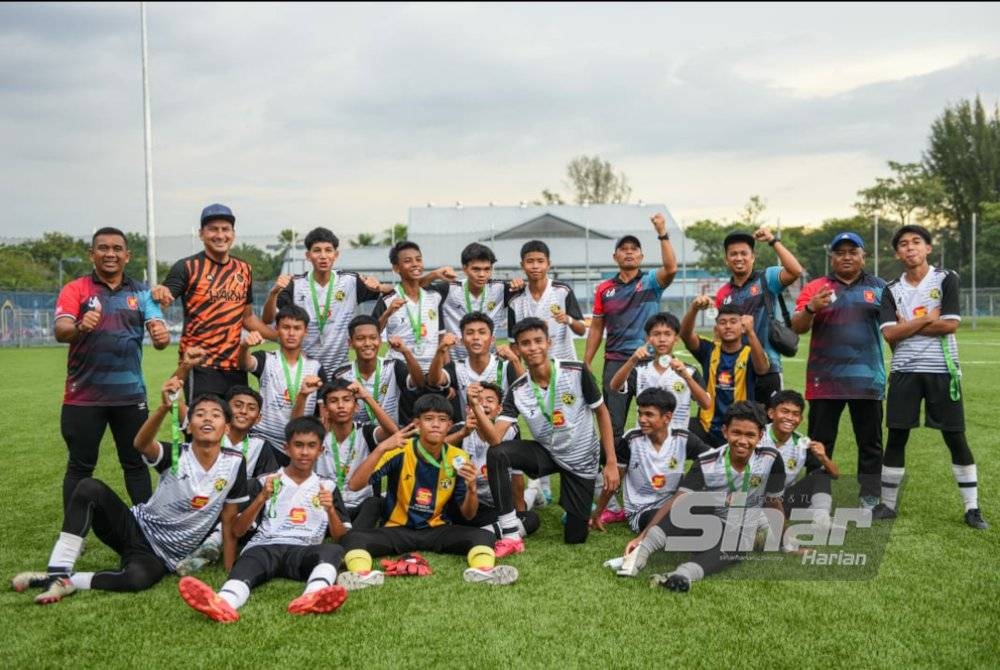 SMK Dato&#039; Harun selepas perlawanan Piala Sumbangsih Kejuaraan Piala Datuk Mokhtar Dahari B-15 2023 di padang sintetik MBSA Seksyen 19 Shah Alam pada Rabu.- Foto Sinar Harian MOHD RAFIQ REDZUAN