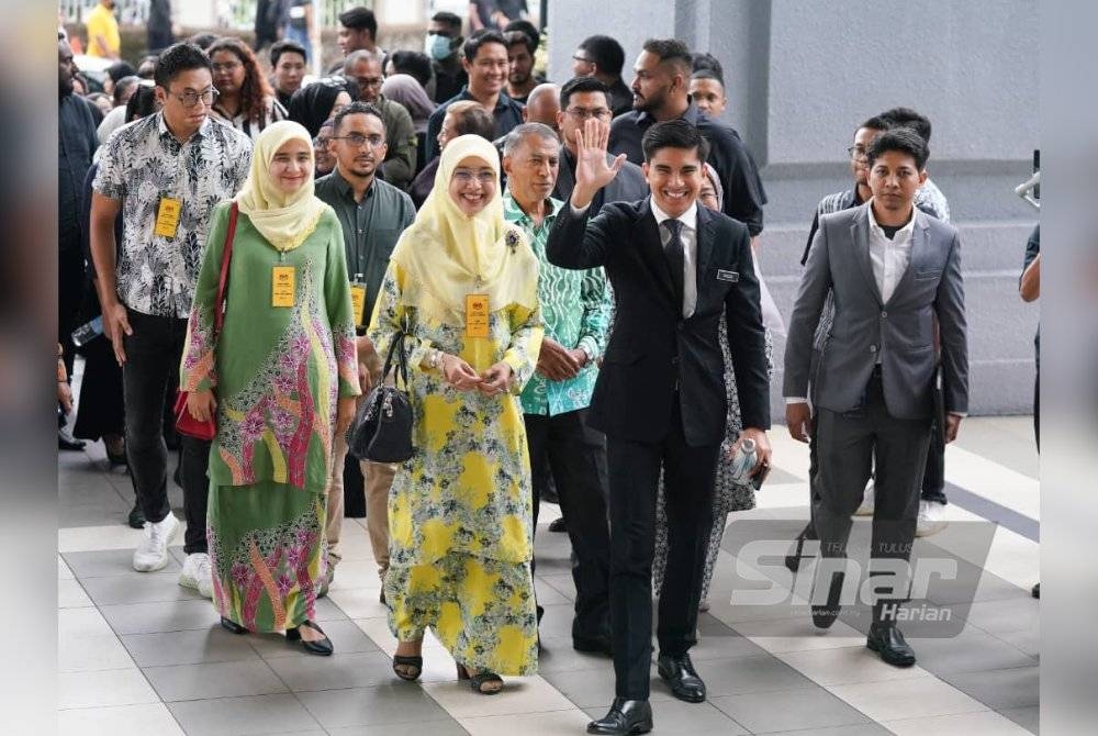 Syed Saddiq (depan) ketika hadir di Mahkamah Tinggi Kuala Lumpur pada Khamis. - Foto Sinar Harian ROSLI TALIB