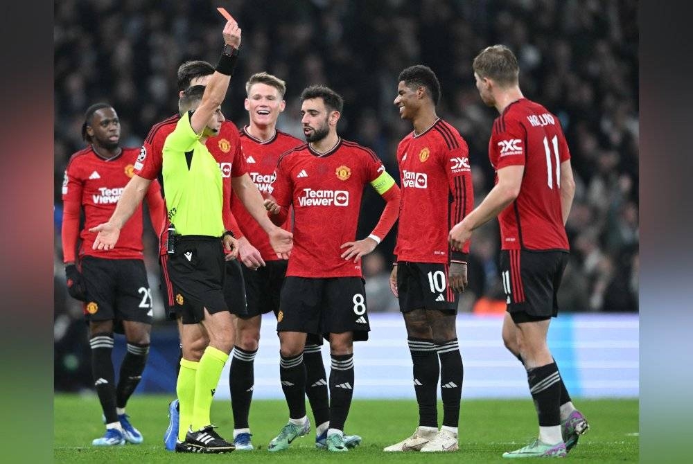 Pengadil melayangkan kad merah kepada Rashford (dua dari kanan) - Foto AFP