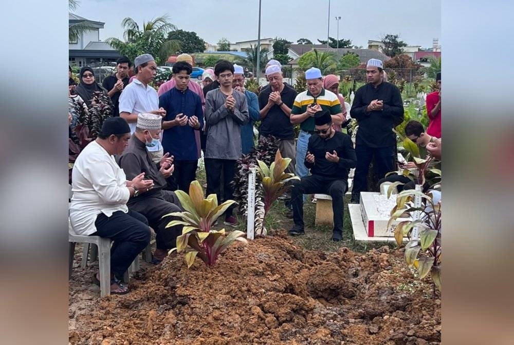 Jenazah Tia atau nama sebenarnya, Shamsul Bakhtiar Zakaria, 53, selamat dikebumikan jam 10 pagi tadi di Tanah Perkuburan Islam Masjid Kota Raja, Klang.