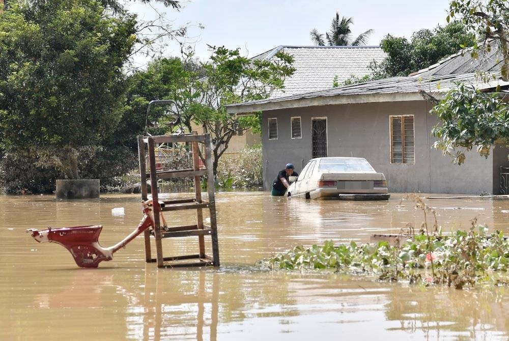 Keadaan banjir di Kampung Cemperai, Dengkil - Foto Bernama