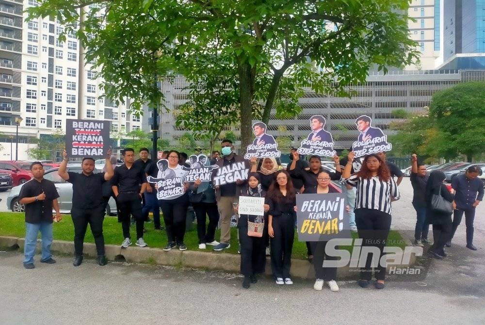 Sebahagian penyokong Syed Saddiq berbaju serba hitam hadir ke Mahkamah Tinggi Kuala Lumpur bagi memberi sokongan kepada Ahli Parlimen Muar itu pada Khamis.