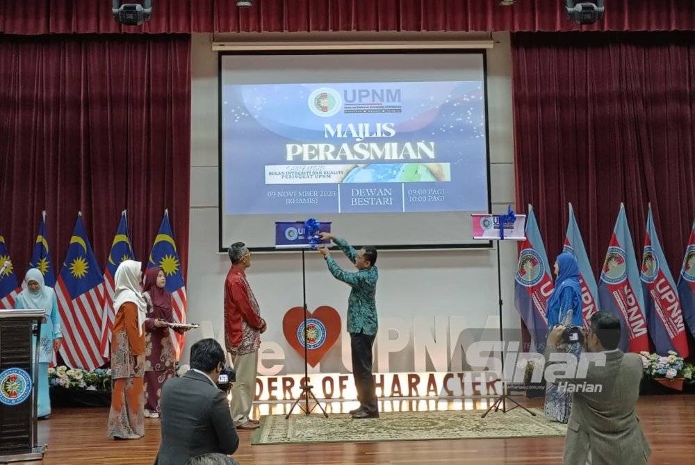 Mohd Zu Azhan merasmikan Bulan Integriti dan Kualiti Universiti Pertahanan Nasional Malaysia (UPNM) di Dewan Bestari pada Khamis.