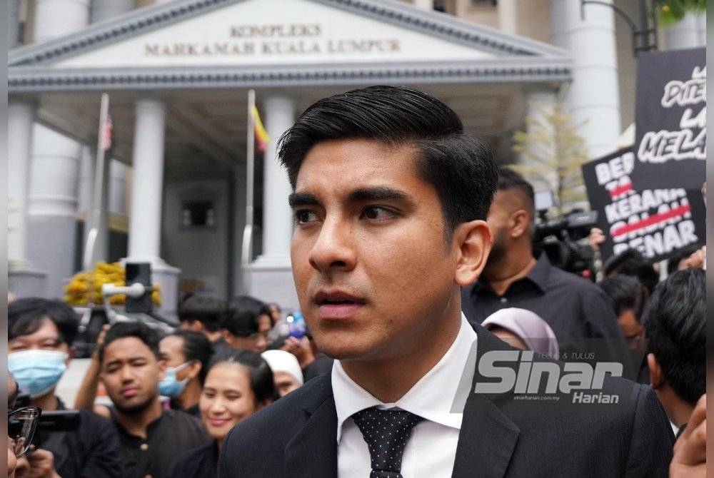 Syed Saddiq (kiri) ketika hadir di Mahkamah Tinggi Kuala Lumpur pada Khamis.