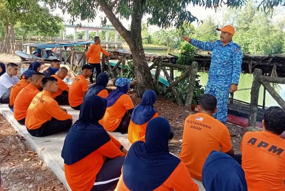 Nik Mohd Nor sedang memberikan taklimat kepada anggota APM Pasir Puteh semasa latihan persediaan menghadapi MTL.