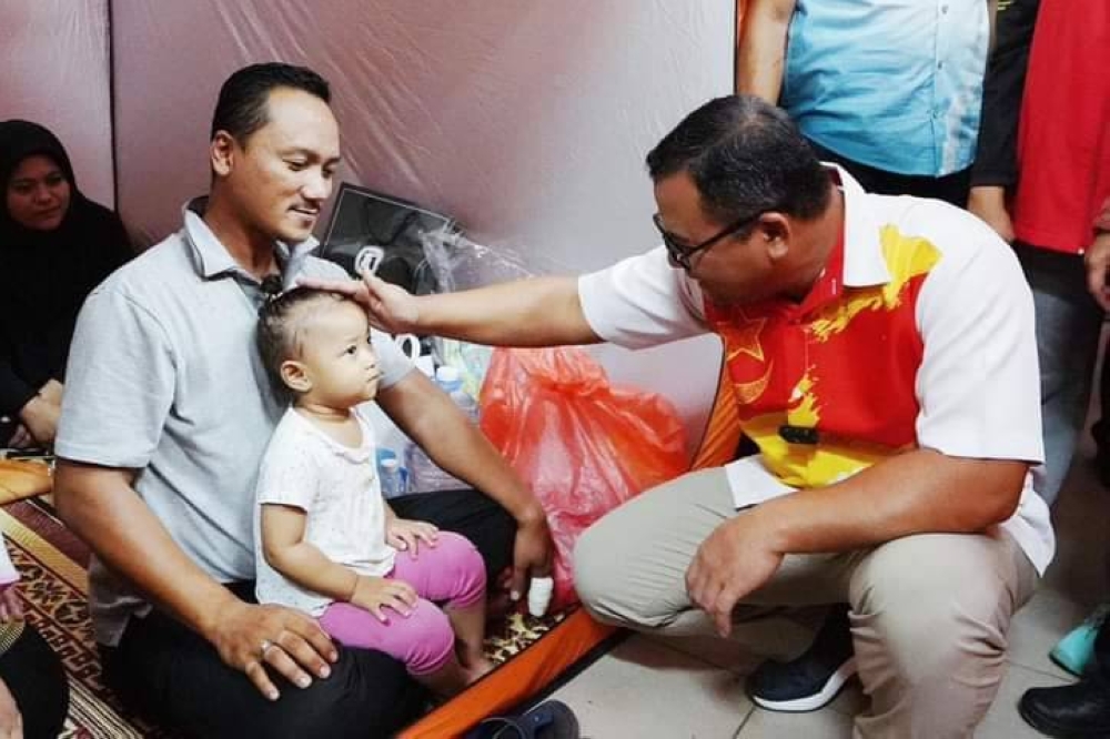 Amirudin melawat mangsa banjir di PPS SMK Dengkil dan Dewan Orang Ramai Dato Ahmad Razali.