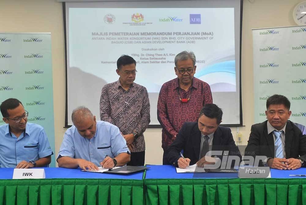 Narendran (dua dari kiri) dan Rhenan (dua dari kanan) menandatangani MoA kerjasama, disaksikan Dr K Ching Thoo (berdiri, kiri) dan Johnie (berdiri, kanan) di Ibu Pejabat IWK di Kuala Lumpur pada Khamis. - Foto Sinar Harian/Asril Aswandi Shukor.