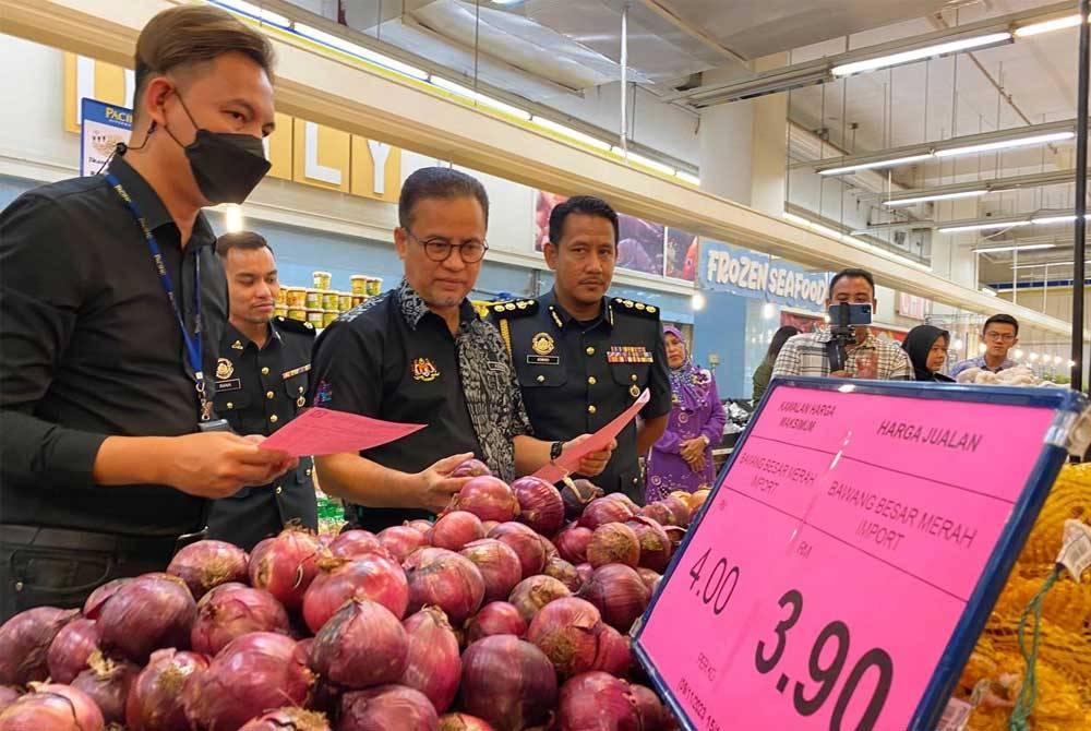 Azman (tengah) turun padang meninjau pematuhan skim harga maksimum musim perayaan Deepavali 2023 di sebuah pasar raya di Kota Bharu pada Khamis.