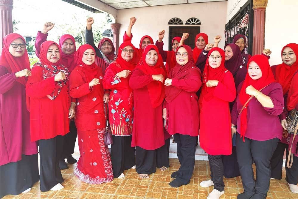 Wanita UMNO Cawangan Bahagian Tanjong Karang mendesak pucuk pimpinan tertinggi parti mempercepatkan tarikh pemilihan semula atau mengekalkan keputusan pemilihan wanita bahagian itu yang digantung sejak lapan bulan lalu.