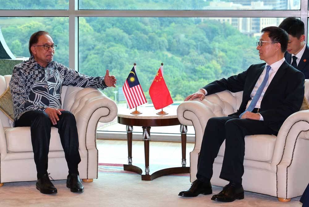 Perdana Menteri Datuk Seri Anwar Ibrahim mengadakan pertemuan dengan Naib Presiden China Han Zheng ketika menerima Kunjungan Hormat dari Naib Presiden China terbabit di Bangunan Perdana Putra pada Khamis. - Foto Bernama