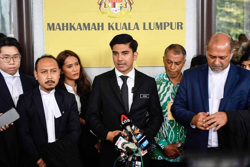 Syed Saddiq (tengah) ketika sidang media selepas keluar dari Kompleks Mahkamah Kuala Lumpur, pada Khamis. - Foto Bernama