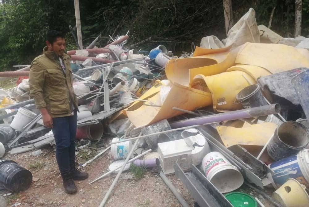 Muhammad Hilman menunjukkan lokasi sampah haram beroperasi di Sungai Salak, Batu 9 Gombak.