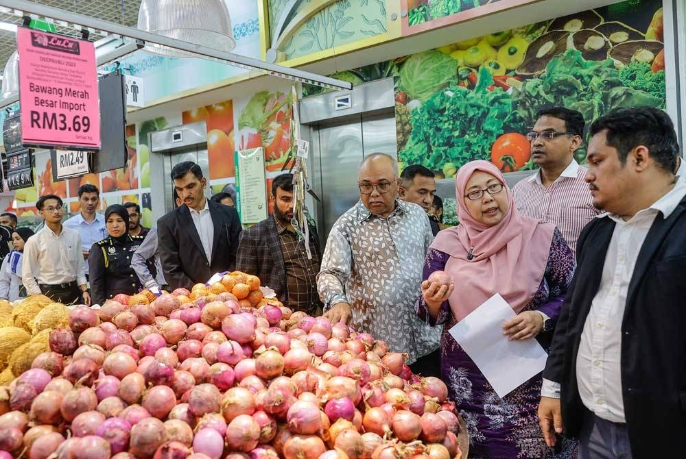 Timbalan Menteri Perdagangan Dalam Negeri dan Kos Sara Hidup Fuziah Salleh (tiga, kanan) mendengar penerangan daripada Pembantu Pengurus Pembelian Lulu Hypermarket, Fakaruddin Harun (kanan) ketika meninjau harga bawang merah besar import sempena pelaksanaan Skim Harga Maksimum Musim Perayaan (SHMMP) Deepavali 2023 di Pasar Raya Lulu Hypermarket pada Khamis. - Foto Bernama.