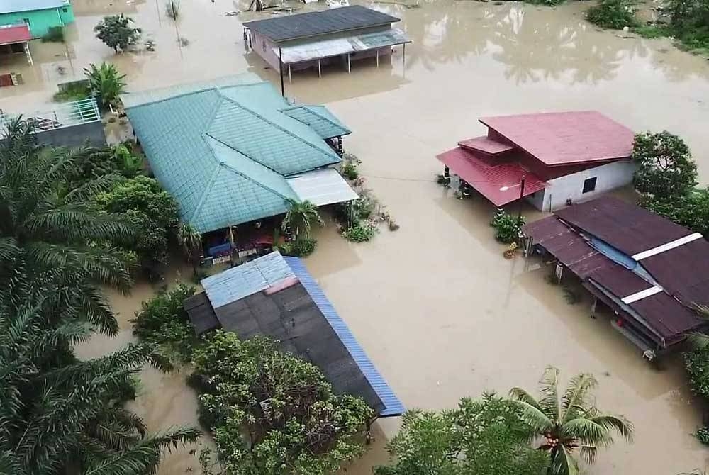 Penduduk di Selangor diminta akur kepada nasihat dikeluarkan pihak berkuasa sekiranya diarahkan untuk berpindah apabila kediaman mereka dinaiki air. - Gambar hiasan