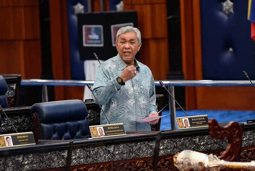 Ahmad Zahid yang juga Ahli Parlimen Bagan Datuk ketika menghadiri Sidang Dewan Rakyat di Bangunan Parlimen hari ini. - Foto Bernama