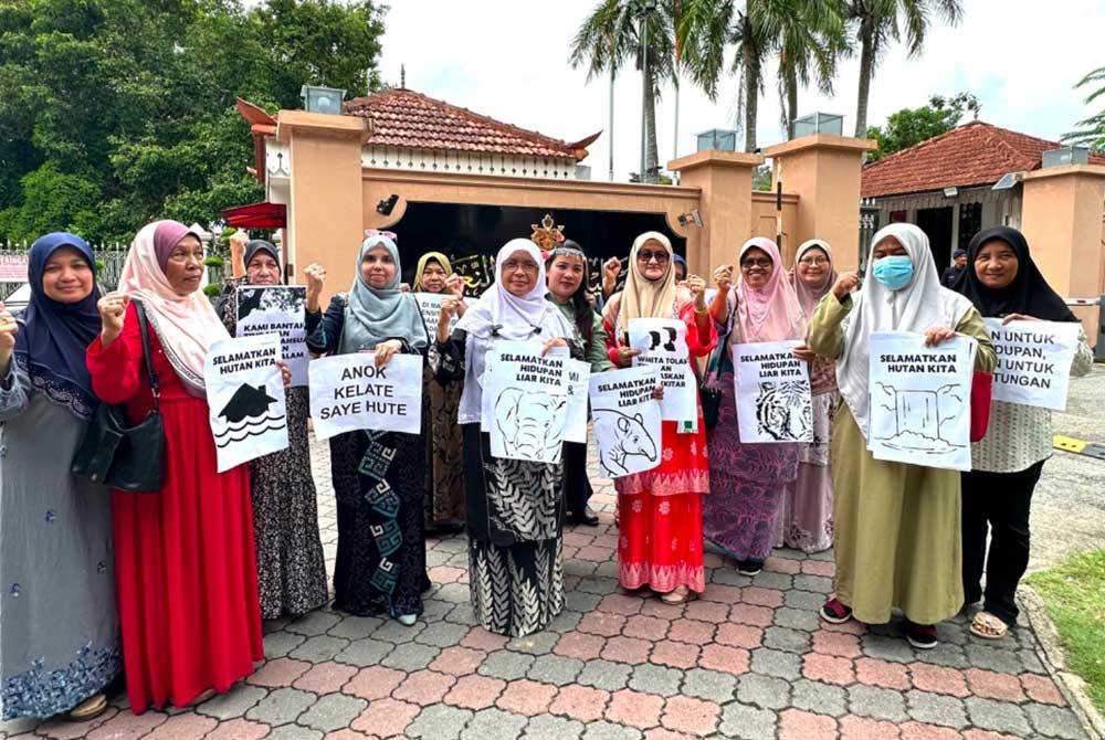 Dr Hafidzah (tengah) menunjukkan risalah membantah cadangan ubah suai KSAS di Kota Bharu pada Khamis.