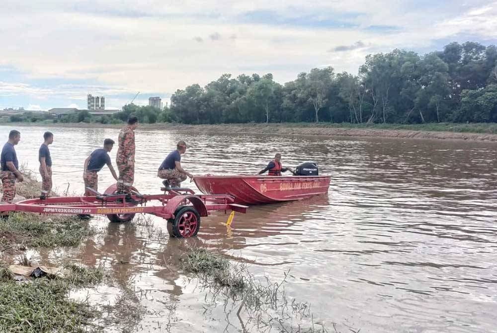 Anggota bomba menggerakkan operasi mencari dan menyelamat di Sungai Malim berhampiran Taman Merdeka Jaya di Melaka, pada Khamis.