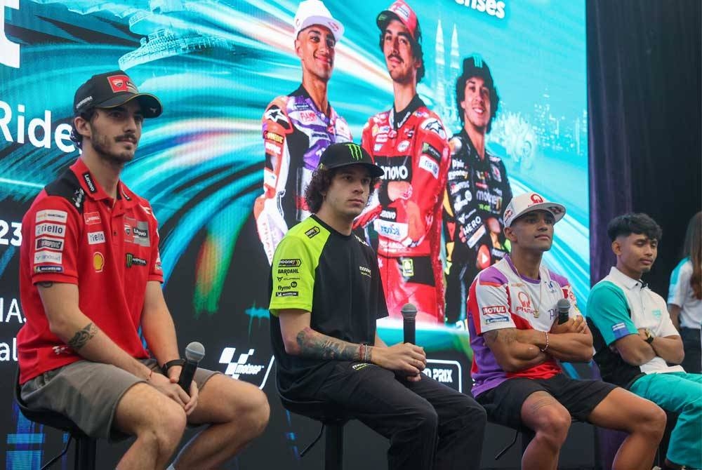 Bagnaia (kiri) menjawab soalan ketika Sesi Beramah Mesra dan Bertemu Peminat MotoGP di KLCC pada Khamis.