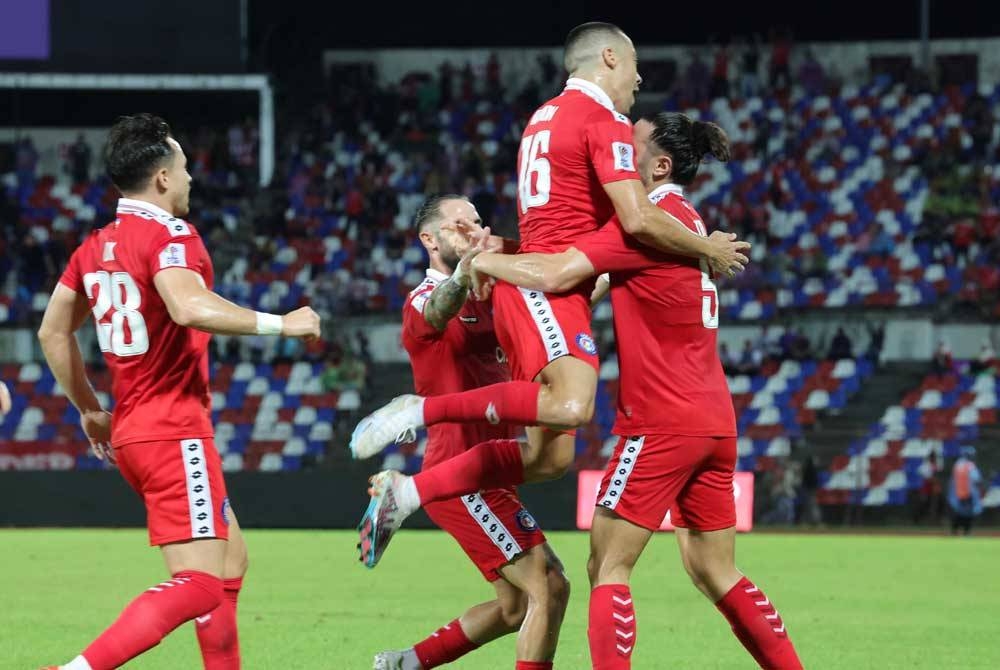 Daniel Ting (kanan) meraikan jaringan bersama pemain Sabah lain ketika berdepan Hai Phong dalam aksi Kumpulan H Piala AFC di Stadium Likas malam ini. FOTO: BERNAMA