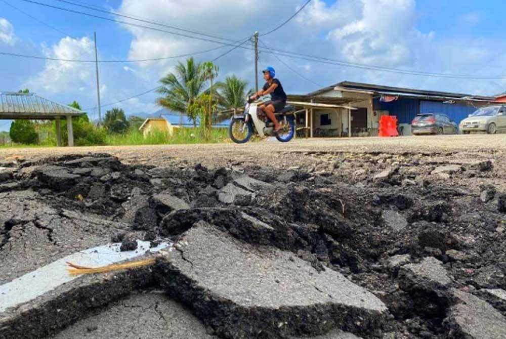 Isu jalan raya yang dikorek dan diturap semula secara sambil lewa sering dilaporkan oleh media massa di negara ini sejak puluhan tahun dahulu lagi. - Gambar hiasan