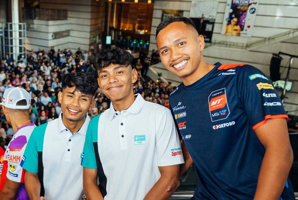 Azroy Hakeem (kiri), Helmi dan jagoan Moto3 negara, Syarifuddin Azman ketika Sesi Beramah Mesra dan Bertemu Peminat Pelumba MotoGP pada Rabu. - Foto PETRONAS MOTORSPORTS