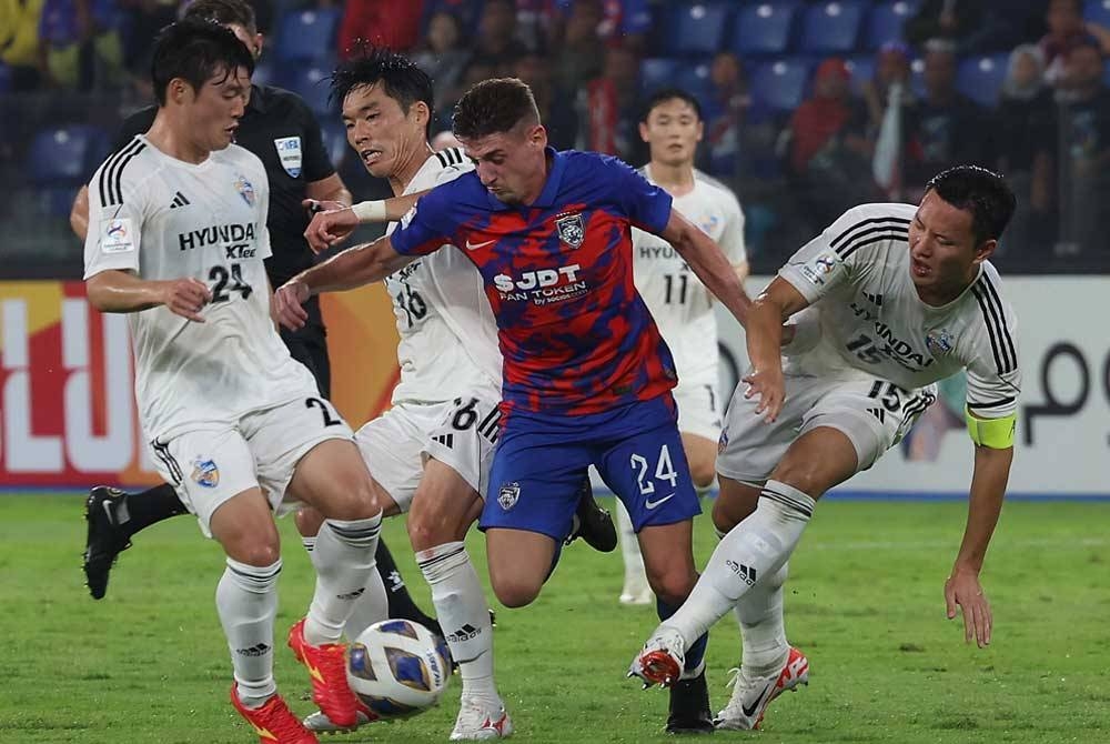 Pemain JDT, Oscar Arribas diasak tiga pemain Ulsan Hyundai pada perlawanan Liga Juara-Juara Asia di Stadium Sultan Ibrahim baru-baru ini. - Foto Bernama