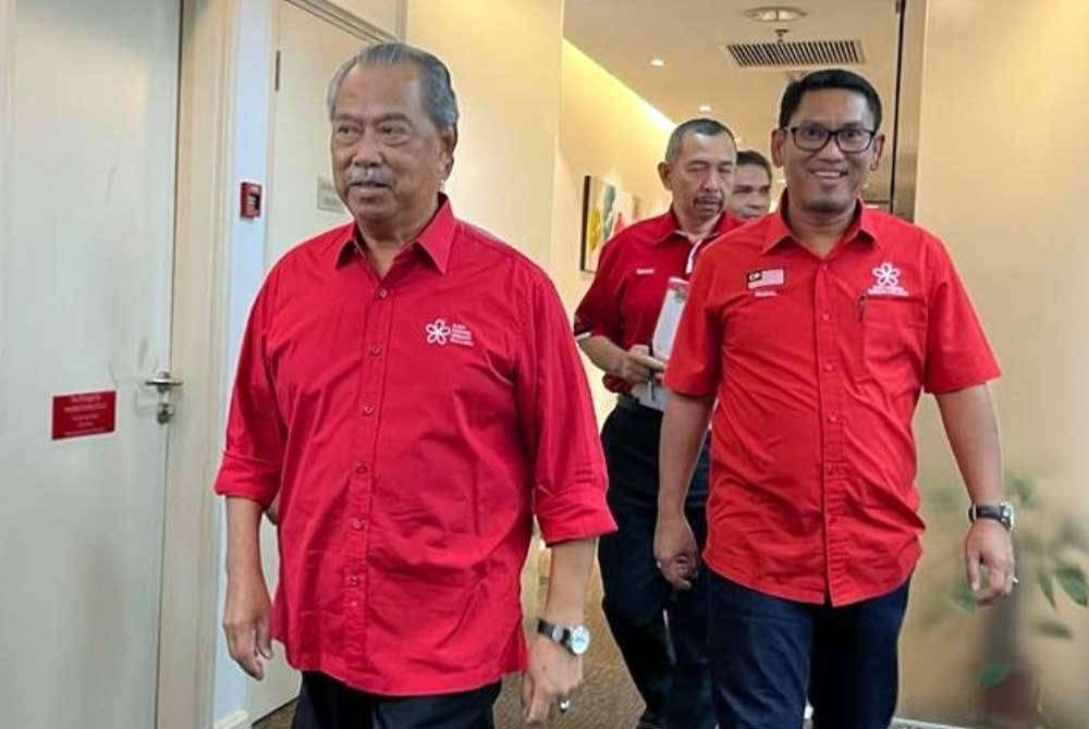 Muhyiddin (kiri) ketika hadir Mesyuarat Khas Majlis Pimpinan Tertinggi Bersatu di Kuala Lumpur pada malam Khamis. - Foto Bernama