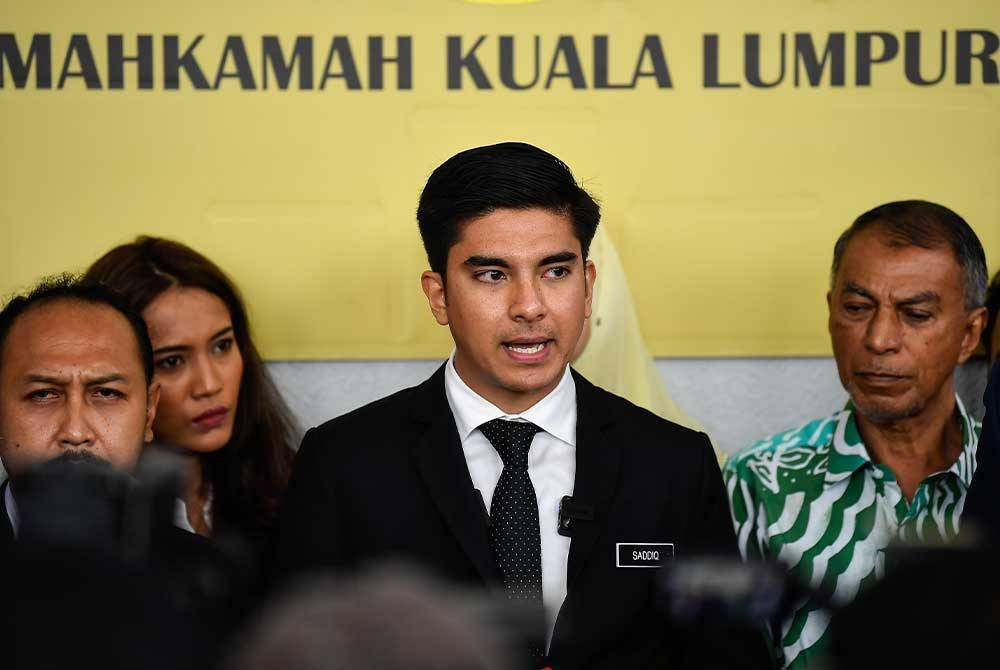 Syed Saddiq (tengah) ketika sidang media selepas keluar dari Kompleks Mahkamah Kuala Lumpur pada Khamis. - Foto Bernama