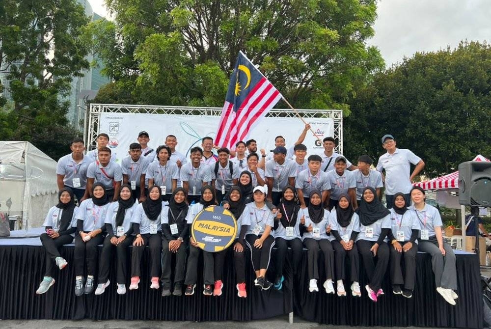 Barisan atlet Malaysia bergambar selepas majlis perasmian Kejohanan Kanu Polo Asia 2023 di Marina Bay, Singapura pada Khamis.