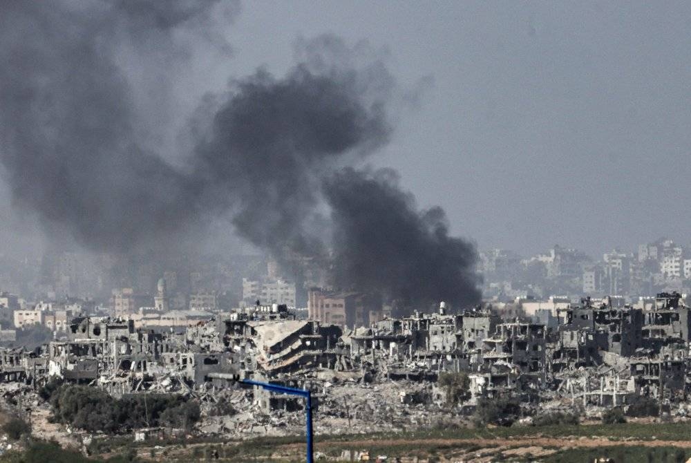 Gambar diambil dari sempadan Israel dengan Semenanjung Gaza menunjukkan pengeboman Israel di utara Semenanjung Gaza pada Khamis di tengah-tengah pertempuran berterusan antara Israel dan pejuang Hamas. - Foto AFP