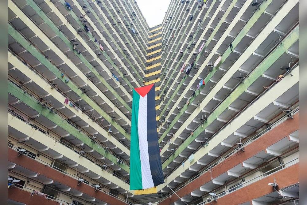 Bendera Palestin yang dipasang pada bangunan Flat Jalan Sungai yang didakwa digantung sebelum kelulusan diberikan MBPP.