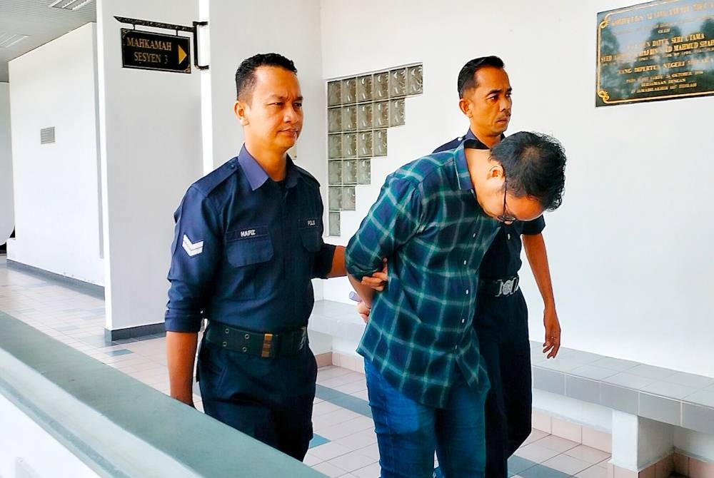 Hamdihafizi (tengah) didenda RM1,500 oleh Mahkamah Majistret di sini, pada Jumaat.