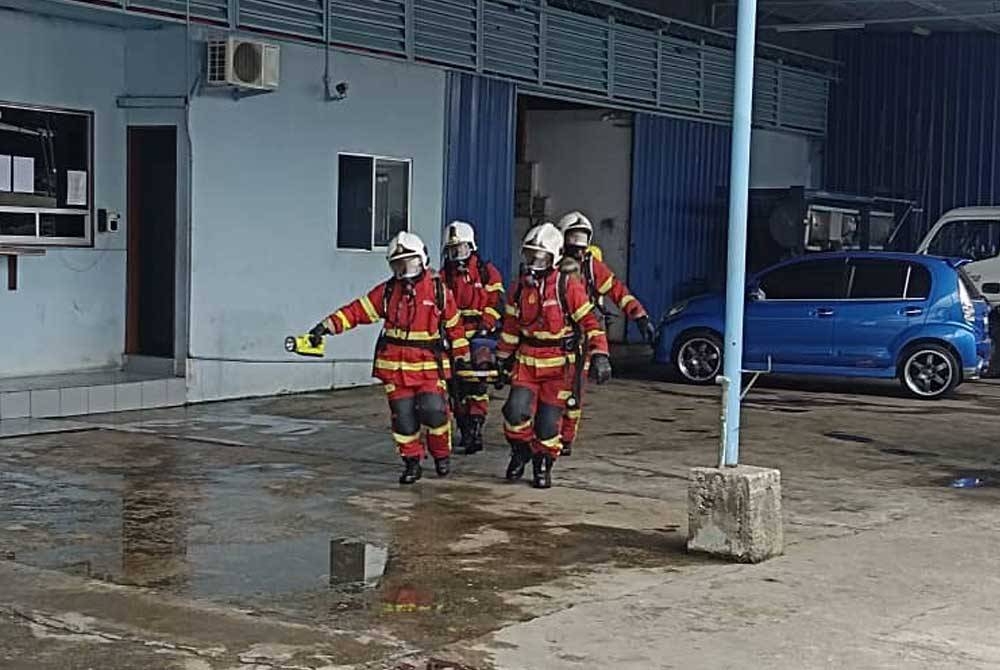 Pasukan bomba menyelamatkan mangsa yang cedera.