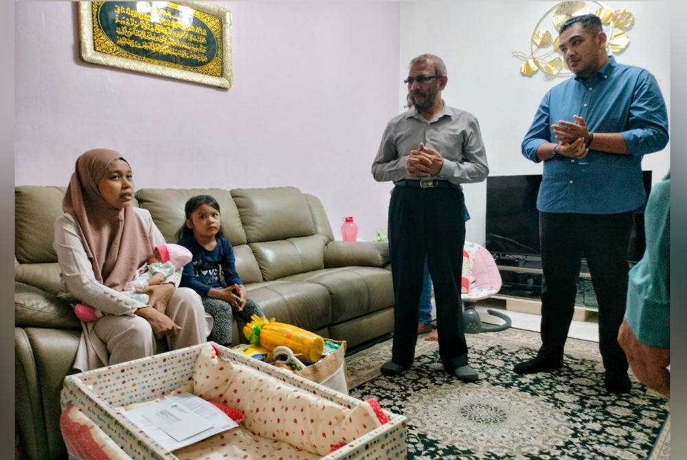 Mohd Noor Helmy (empat,kiri) dan Zulkifli (tiga,kiri) ketika menziarah Nastasha Aidura di rumah sewanya di Taman Duyong Permai pada Jumaat.