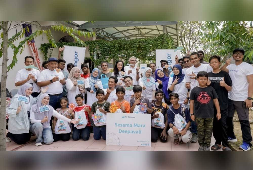 Sukarelawan Hydro Heroes bergambar bersama-sama anak yatim yang diraikan sempena perayaan Deepavali.