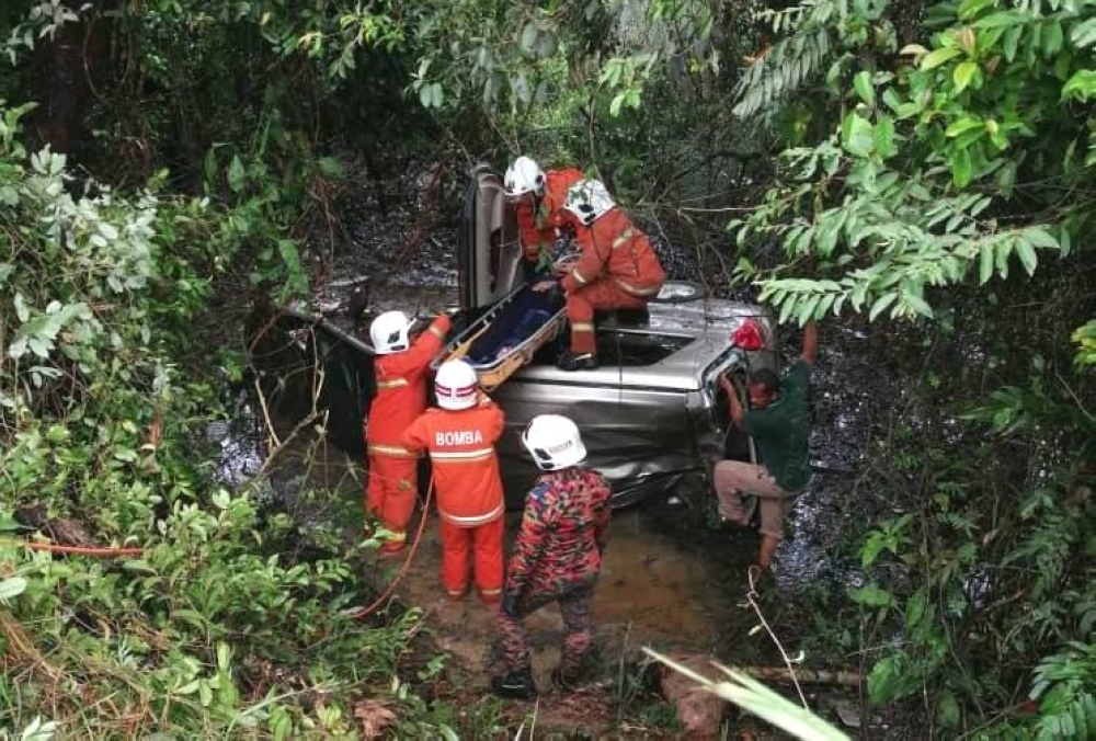 Anggota bomba membantu mengeluarkan mangsa terlibat kemalangan di Jalan Tepuh, Kampung Sungai Ikan di Kuala Nerus pada Jumaat. Foto: Ihsan JBPM