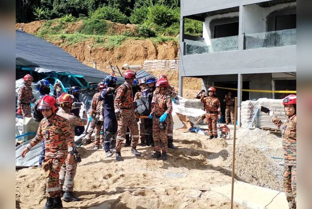 Anggota penyelamat mengeluarkan mangsa terakhir yang ditemukan meninggal dunia dibawah runtuhan bangunan resort di Pulau Perhentian pada Jumaat.