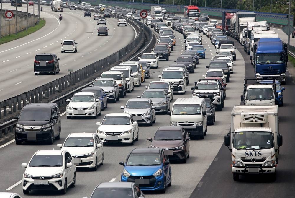 Pengguna lebuh raya masih perlu menyentuh kad Touch n Go, dan melakukan transaksi SmartTAG atau RFID di plaza tol kendalian PLUS untuk rekod perjalanan. - Gambar hiasan